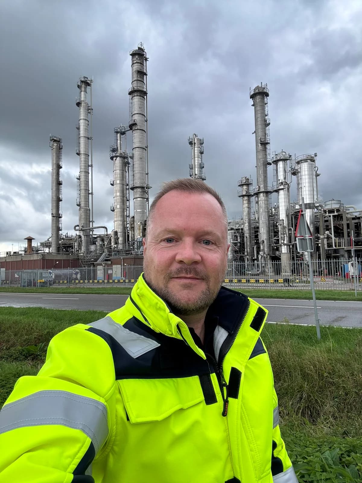 Marcelinus Verkuil, oprichter van GasProtex, in veiligheidsjas voor een procesinstallatie
