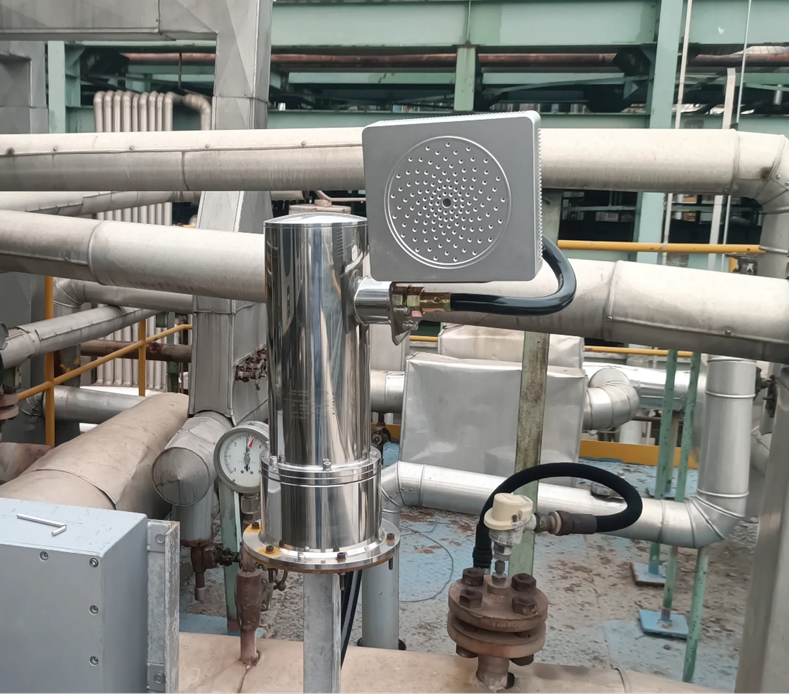 Crysound CRY2624M Ex, vast gemonteerd op een pan-tilt-eenheid tussen procesleidingen